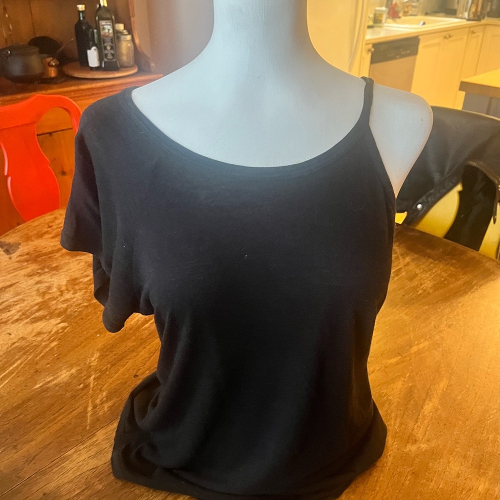 Free Label Asymmetrical top in black XS $25